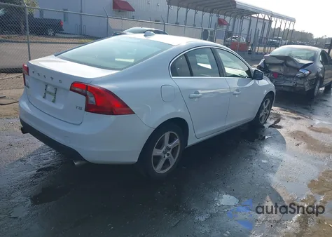 2013 Volvo S60 T5 z USA, uszkodzony, nr VIN YV1612FSXD1216590